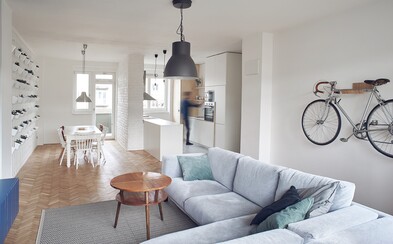 Byt jako vystřižený z hipsterského magazínu. Nechybí živá stěna nebo kolo zavěšené v obýváku Byt jako vystřižený z hipsterského magazínu. Nechybí živá stěna nebo kolo zavěšené v obýváku