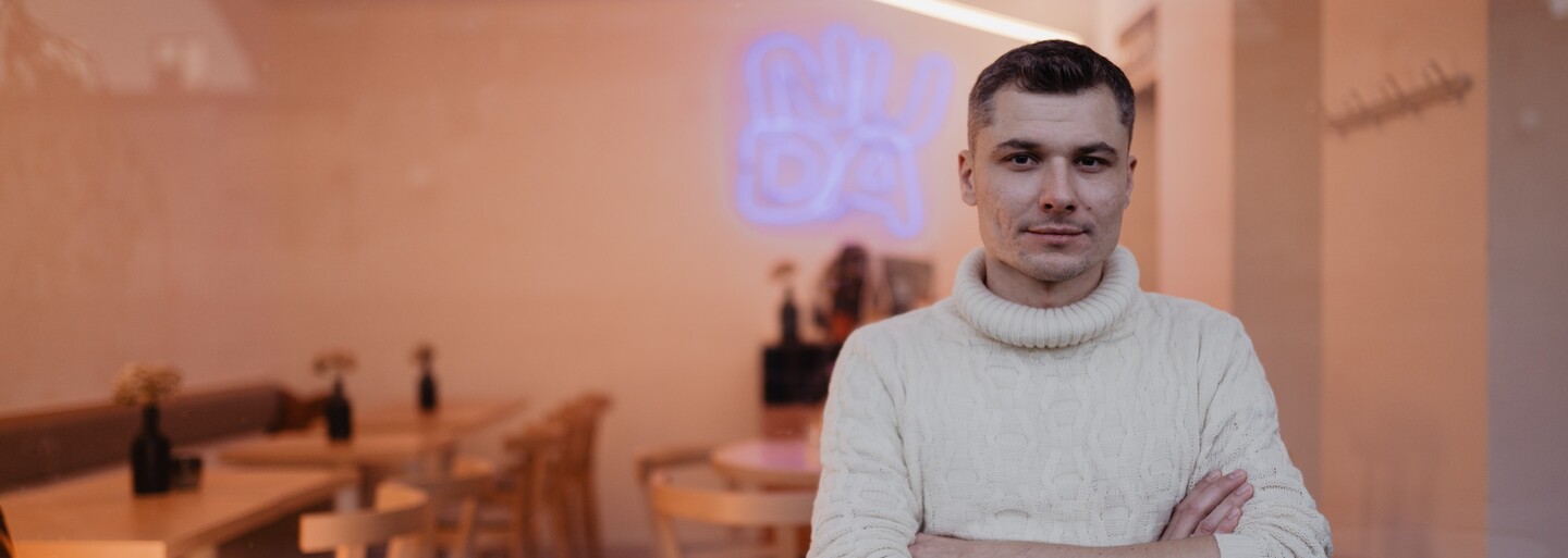 Bývalý manažér Fou Zoo otvoril Nudabar, kde nenájdeš nudu ani nudistov. Ochutnáš tam prémiové saké aj snacky od Lukáša Heska