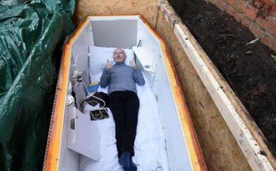 Bývalý narkoman John sa nechal dobrovoľne zaživa pochovať na celé tri dni. Nezvyčajným kúskom chce pomôcť závislým ľuďom Bývalý narkoman John sa nechal dobrovoľne zaživa pochovať na celé tri dni. Nezvyčajným kúskom chce pomôcť závislým ľuďom