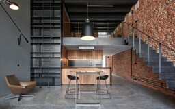 Bývalý pražský pivovar premenený na loft, ktorému dominuje kombinácia tehly a betónu