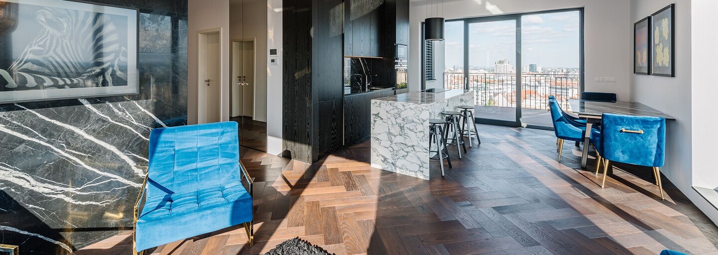 Bývanie bez susedov s panoramatickým výhľadom na Bratislavu. Takto vyzerá penthouse v zrekonštruovanej historickej budove