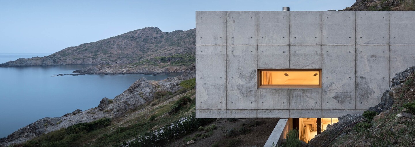 Bývanie snov z pobrežia Costa Brava, pri ktorom architekti stavili na moderný dizajn a výhľad na more 