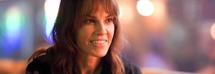 Investigativní novinářka vyšetřuje na Aljašce vraždy. V mrazivém kriminálním seriálu hraje oscarová Hilary Swank