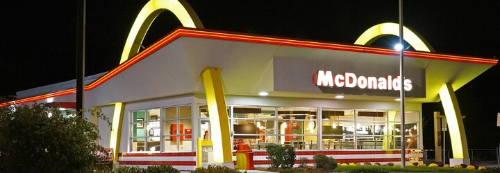 McDonald's přestane v Británii a Irsku nabízet plastová brčka. Od září je nahradí papírovou alternativou