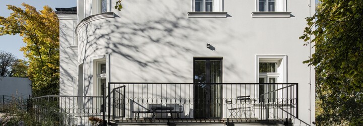 Architekti premenili mestskú vilu z roku 1906 na moderné bývanie. Jasne odlíšili nové od starého a výsledok je skvelý