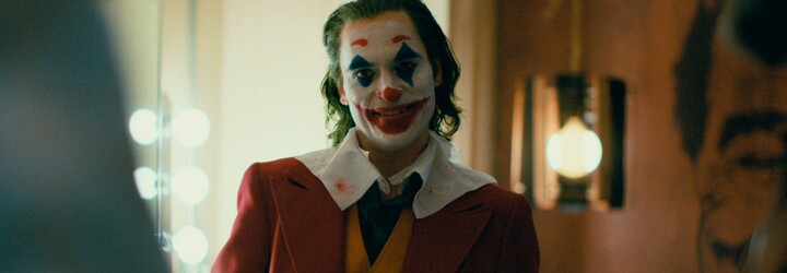 Joker je majstrovským a temným filmom s oscarovým výkonom Joaquina Phoenixa. V Benátkach ho vytlieskali v stoji