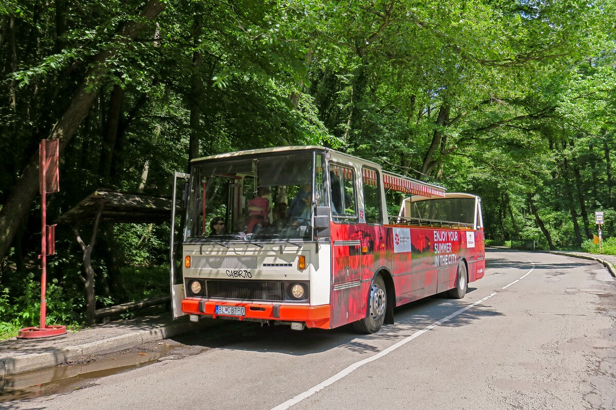 Kabrioautobus na zastávke Kameňolom neďaleko Železnej studničky.