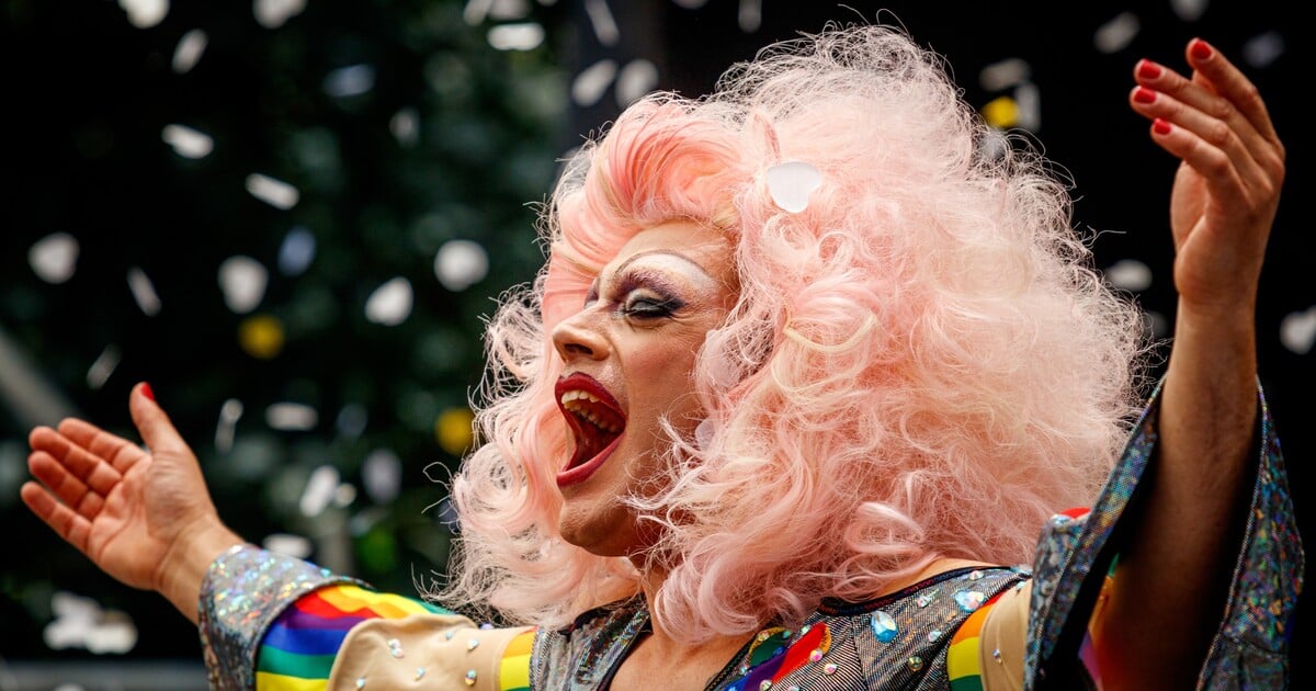 Guvernér státu Tennessee chce zakázat drag. Sám se přitom za ženu převlékl