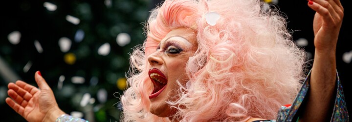 Guvernér v USA chce zakázať drag. Sám sa pritom prezliekal za ženu