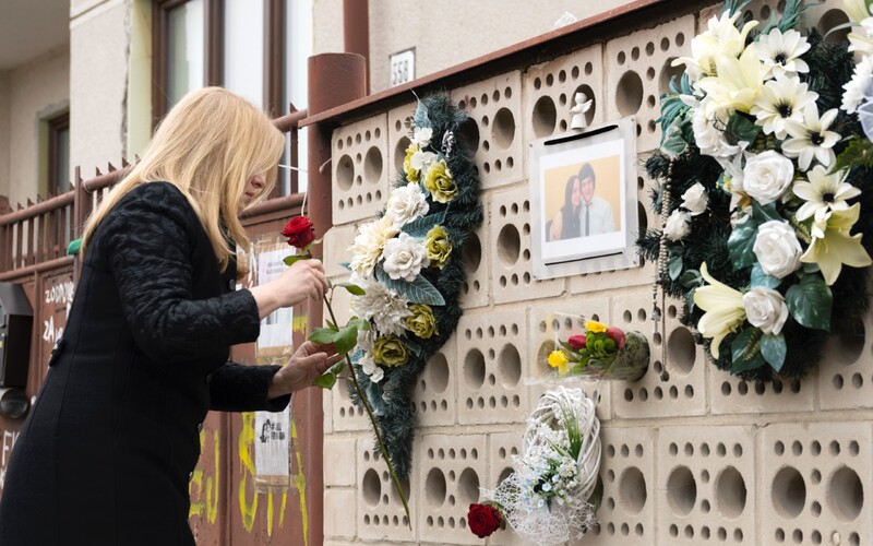 Slovenská prezidentka Čaputová uctila památku Jána Kuciaka a jeho snoubenky. Před dům, ve kterém byli zavražděni, položila květiny.