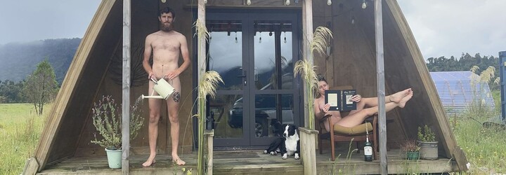 Manželé našli způsob, jak snadno a rychle prodat nemovitost. Před chatou se vyfotili nazí