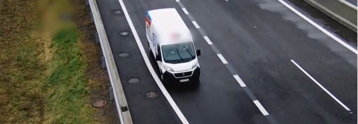 VIDEO: Vodič dodávky šnupal kokaín rovno pod diaľničnou kamerou. Prípad už vyšetrujú policajti