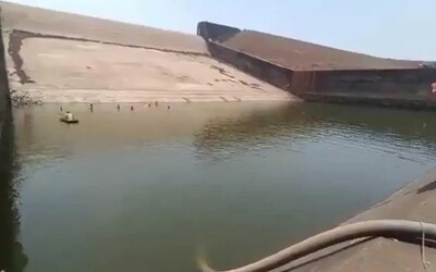 Vládní úředník v Indii vypustil přehradu, aby v ní našel mobil. Neuvěříš, jakou banalitu dělal, když mu do ní spadl.