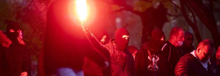 Do Prahy přijely 3 tisíce fotbalových fanoušků z Nizozemska. Na jejich pochod Prahou dohlíží těžkooděnci (VIDEO)
