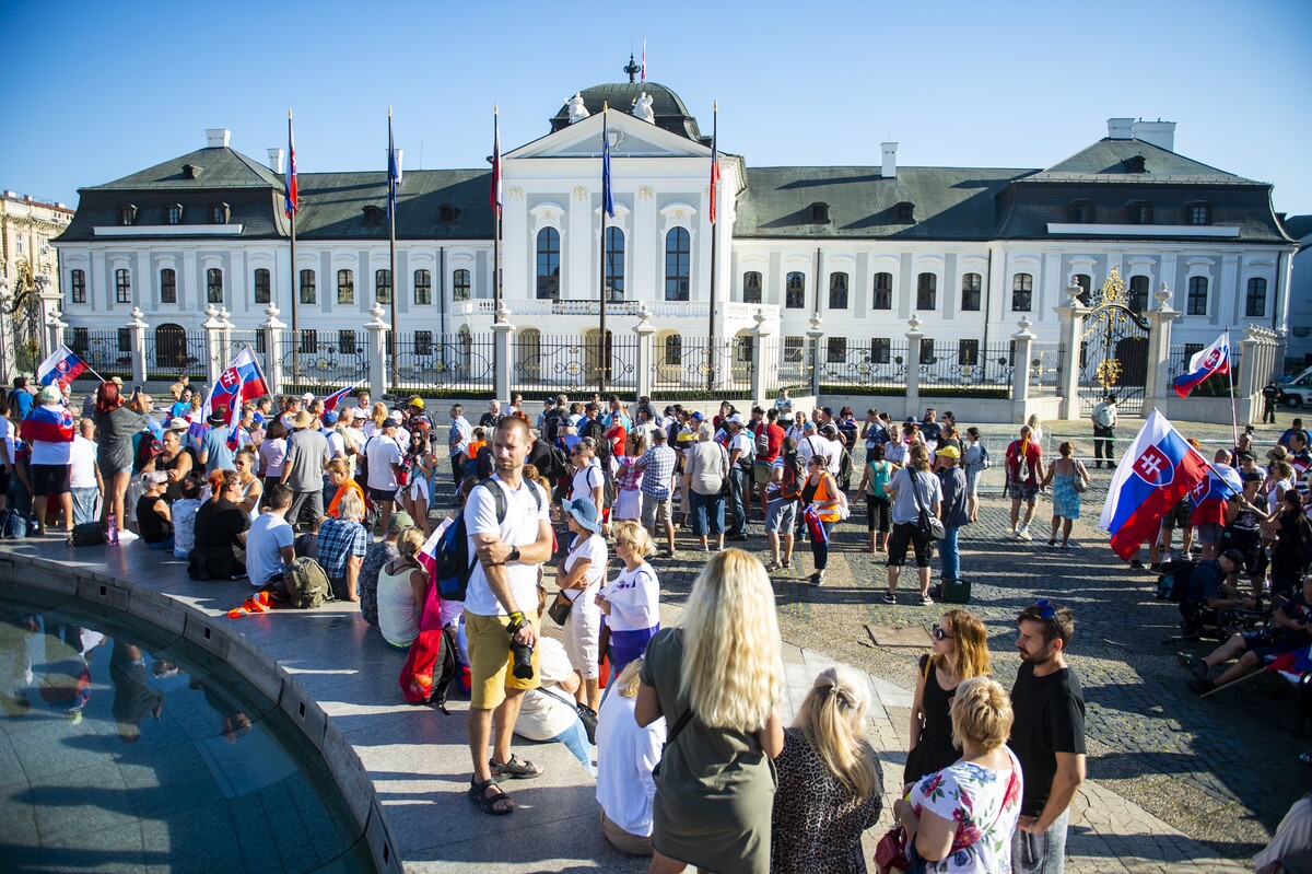 Účastníci protestného zhromaždenia proti opatreniam vlády SR v súvislosti s pandémiou ochorenia covid-19 pred prezidentským palácom 29. júla 2021 v Bratislave.