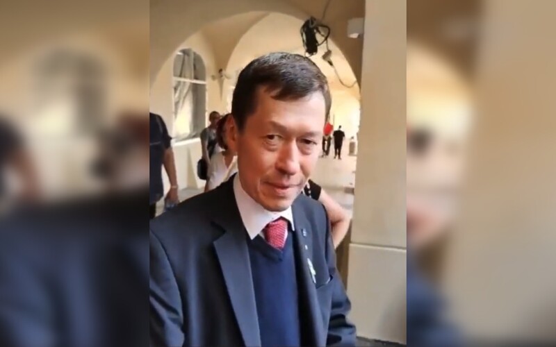 VIDEO: Muž sprostě nadával a vyhrožoval Hayatu Okamurovi. Obsahem vulgární nahrávky se zabývá policie.