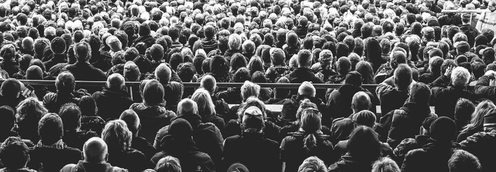 Efekt přihlížejícího: Proč máme v přítomnosti jiných tendenci méně pomáhat?