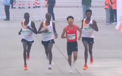 VIDEO: Africkí bežci pred cieľom spomalili, aby dopriali víťazstvo domácemu. Výsledky teraz vyhlásili za neplatné