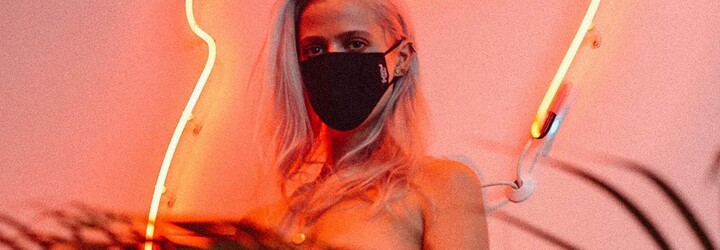 Oděvní značka Girls Without Clothes během pandemie rozdávala zdravotním sestrám a lékařům roušky