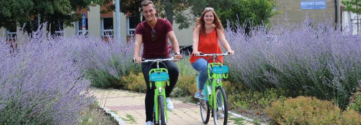 Nitra je ďalším slovenským mestom so zdieľanými bicyklami! Uložené sú v desiatich stanovištiach a požičať si ich môžeš za symbolickú sumu