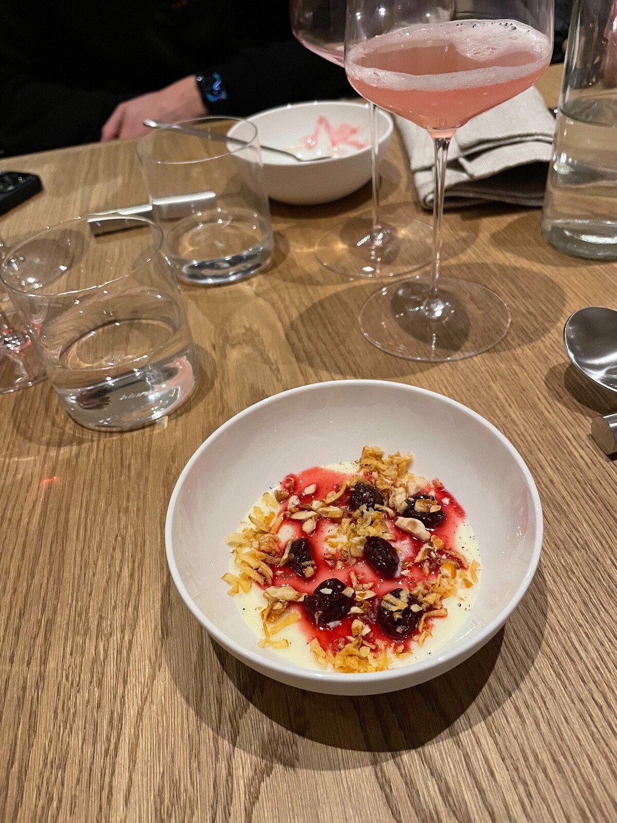 Kravské kolostrum s čerešňami, kardamómom a chrumkavým topinamburom v bratislavskej reštaurácii Irin šéfkuchára Lukáša Heska. 