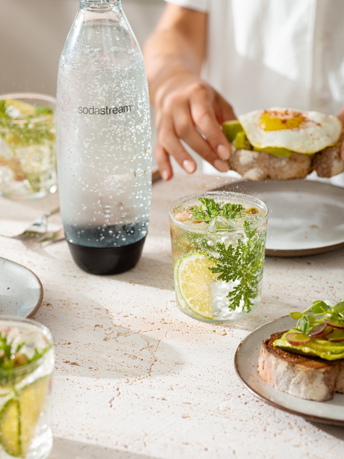 Začať deň osviežujúcou sýtenou vodou s citrónom a bylinkou je viac než príjemné!
