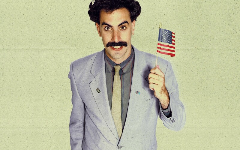 Borat 2 bude mít premiéru už v říjnu. Sacha Baron Cohen nosil při natáčení neprůstřelnou vestu.