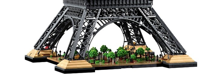 LEGO Eiffelovka je takmer vyššia ako človek. Má cenovku slovenskej minimálnej mzdy