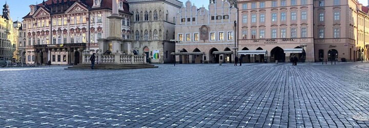 Pietní místo za oběti koronaviru na Staroměstském náměstí zatím zůstane. Budou se o něj starat skauti