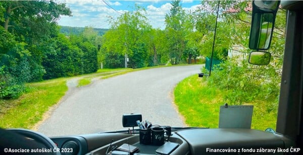 Ve vyobrazené dopravní situaci by měl řidič nákladního automobilu nebo autobusu v obci: