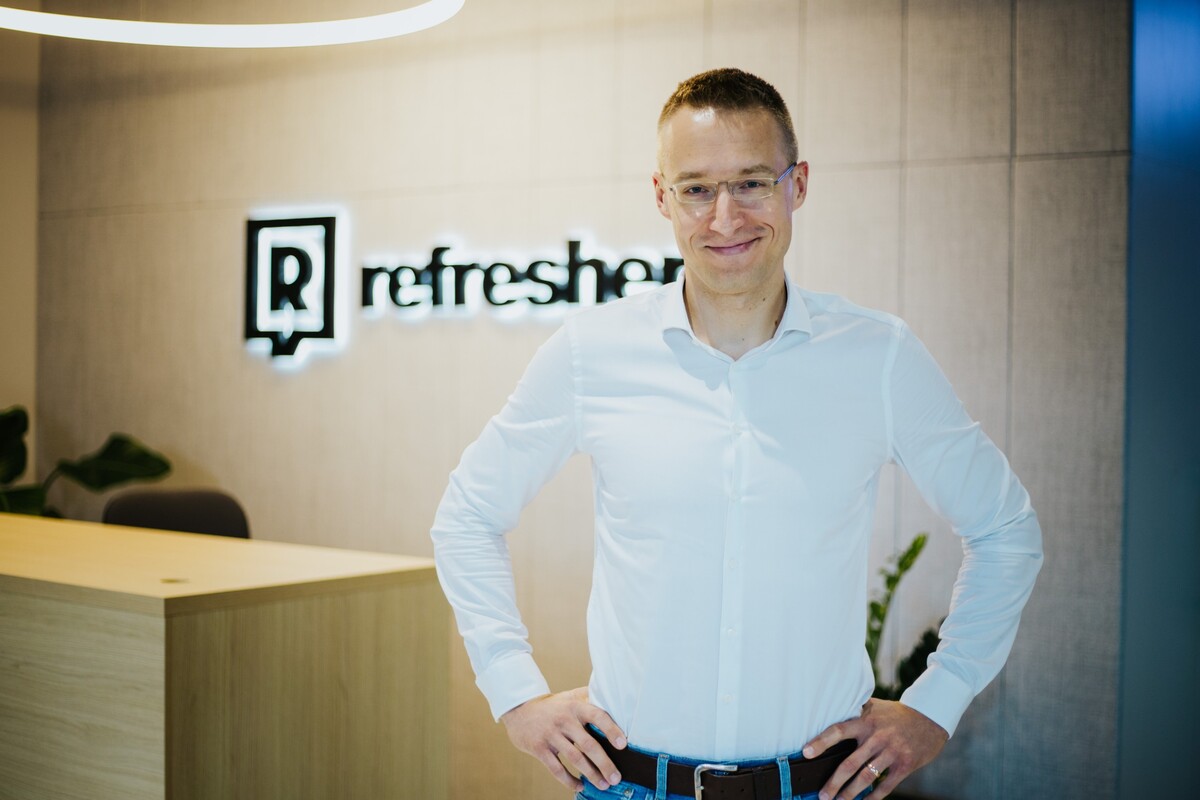Moderátor Michal Kovačič pózuje v redakcii Refresheru.