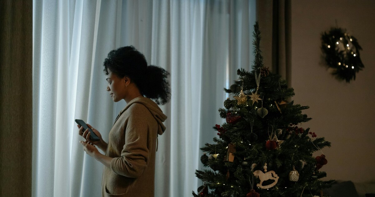 Budeš na Vánoce sám*sama, ale nechceš se cítit osaměle? Poradíme ti, jak si svátky užít i kam můžeš zajít