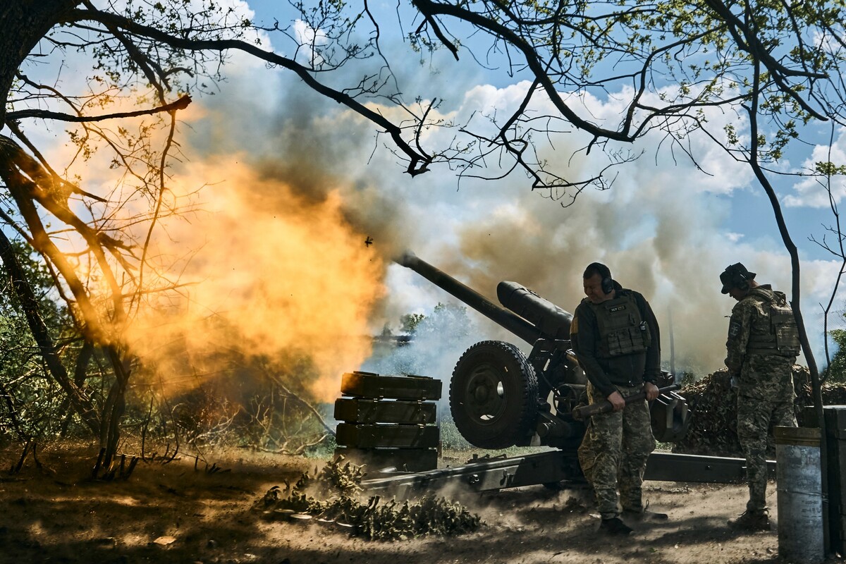 Ukrajinskí vojaci strieľajú z dela neďaleko mesta Bachmut v Doneckej oblasti na východe Ukrajiny v piatok 12. mája 2023. 