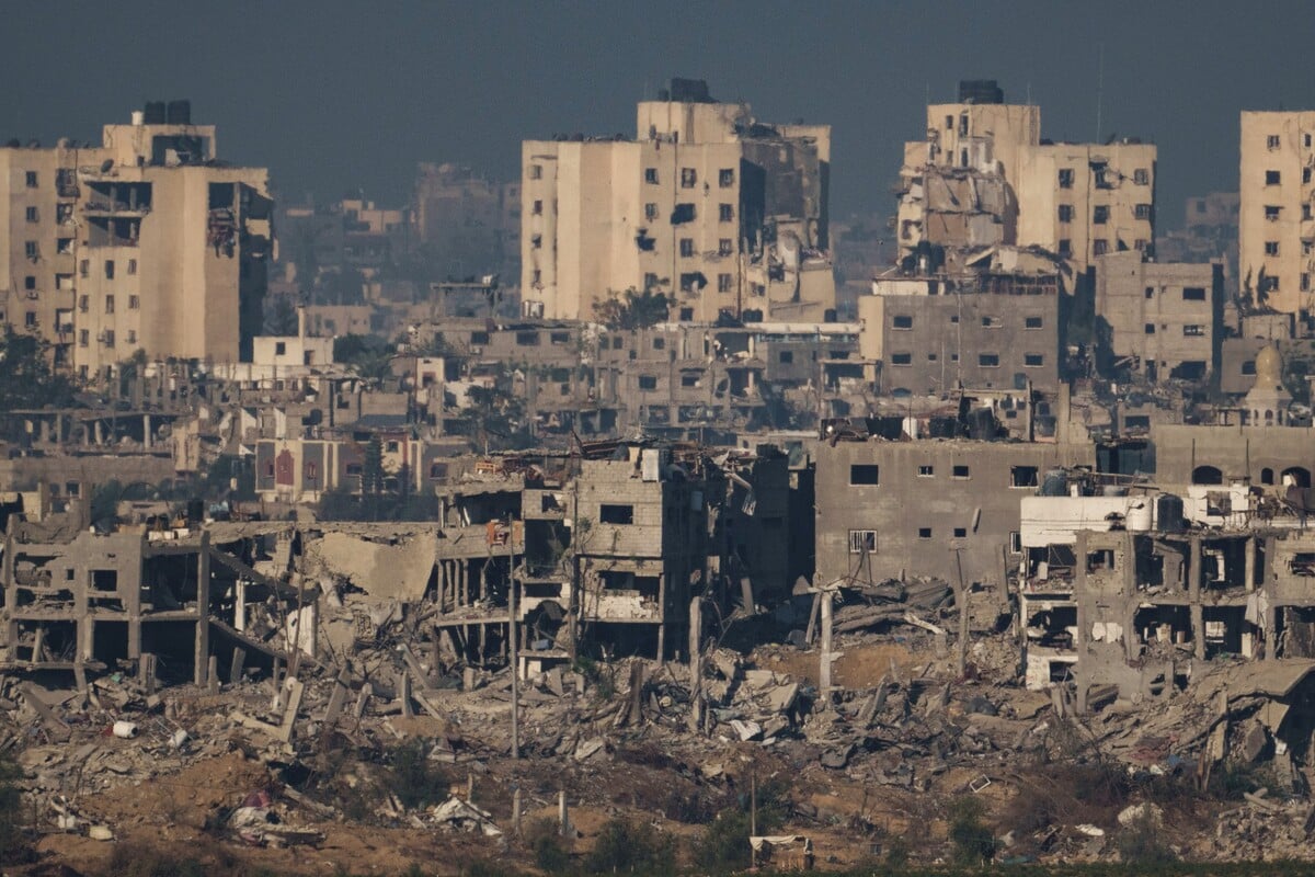Zničené budovy po izraelskom leteckom útoku v pásme Gazy, čo je viditeľné z juhu Izraela 16. novembra 2023.