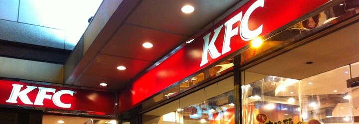 KFC představilo vlastní vánoční ozdoby. Místo baněk si mohou fanoušci na stromeček pověsit pochoutky z kuřete