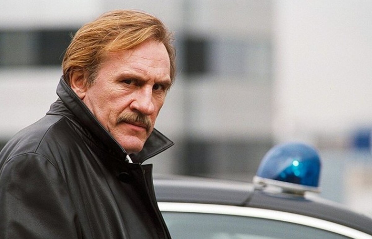 Francúzsky herec Gérard Depardieu vo filme Vojna policajtov.