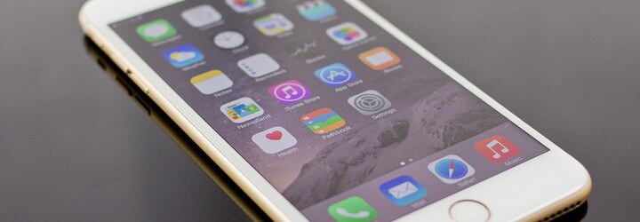 Geniální kryt udělá ze zadní strany iPhonu čtečku knih, která navíc šetří baterii telefonu