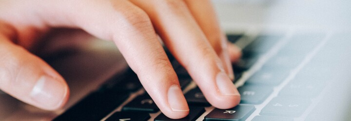 České dezinformační weby loni publikovaly téměř 200 tisíc článků, Češi si v jejich rozpoznávání nevěří