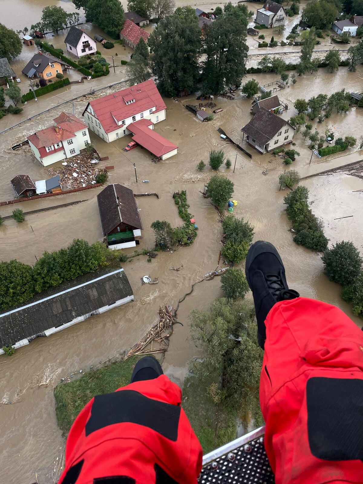 Na Bruntálsku v obci Albrechtice zachránili letečtí záchranáři pět osob vrtulníkem