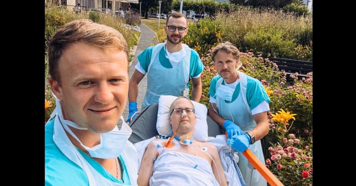 Vážně nemocného pacienta vzali zdravotníci do parku. Dojalo to stovky lidí