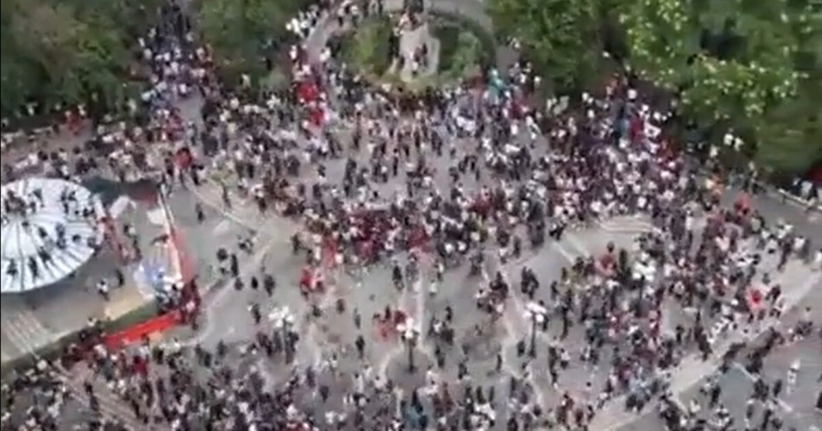 VIDEO: Youtuber Kai Cenat vyvolal chaos v New Yorku při rozdávání PlayStationu 5. Nakonec sám skončil v poutech