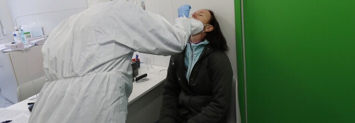 KORONAVIRUS: V Česku za sobotu přibylo přes 21 tisíc nakažených, hospitalizací ubylo