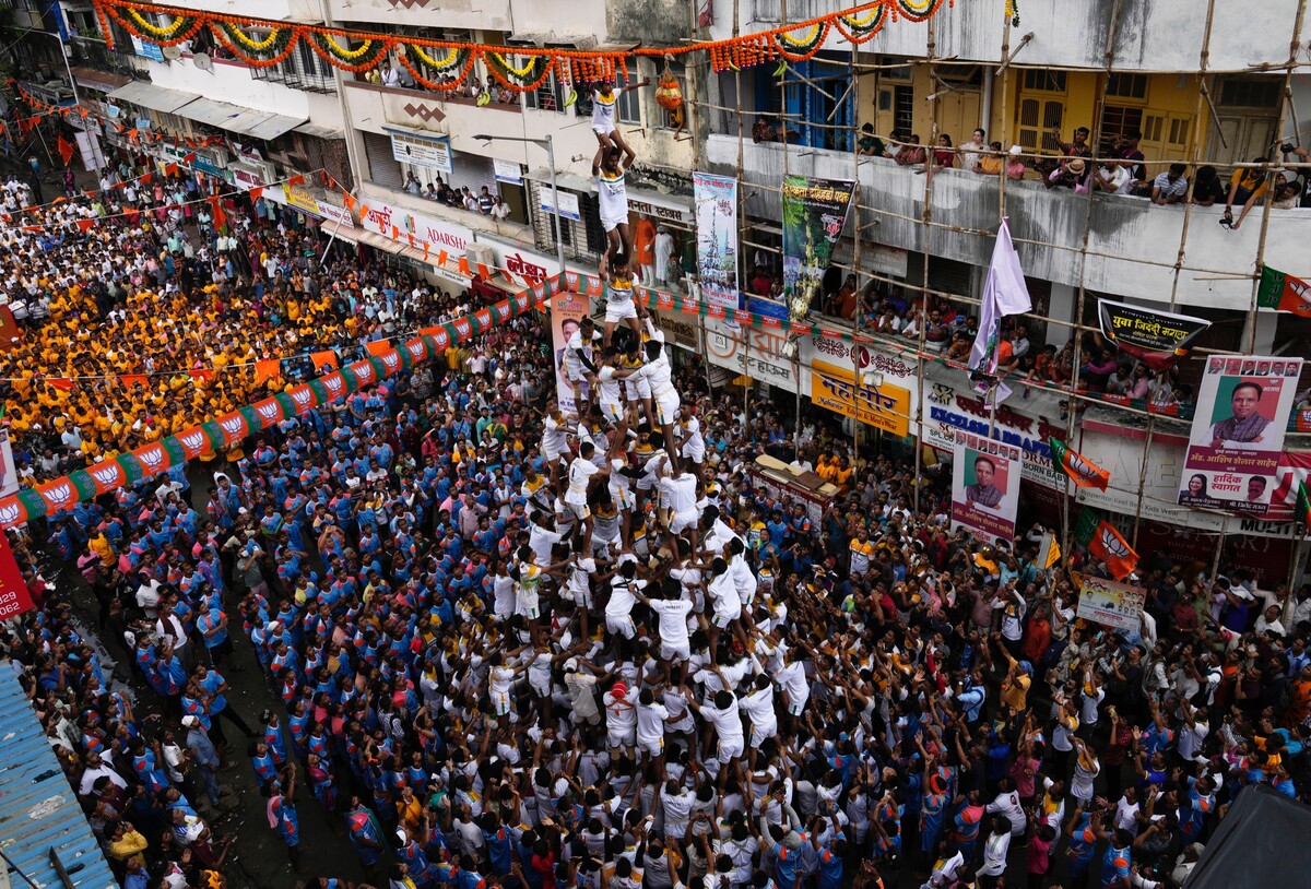 Hinduistickí mladíci vytvárajú ľudskú pyramídu, na konci ktorej jeden z nich dosiahne na hlinený hrniec (Dahi handi) počas sviatku Janmaštami v indickom Bombaji. Sviatok Janmaštami je oslavou  narodenia hinduistického Boha Krišnu. (19. augusta 2022)