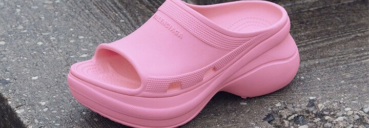 Balenciaga pokračuje v spolupráci so značkou Crocs™. Najnovšie predáva gumené sandále na platforme za 450 eur
