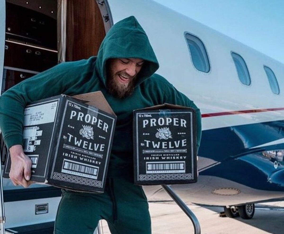 Conor McGregor s jeho značkou whisky Proper No. 12.