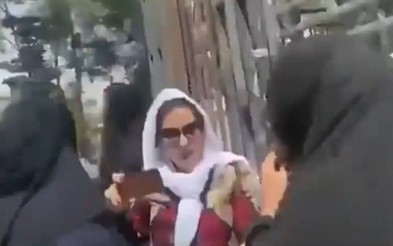 VIDEO: Taliban rozohnal dav protestujúcich žien. Strieľali do vzduchu a niektoré demonštrantky zbili.