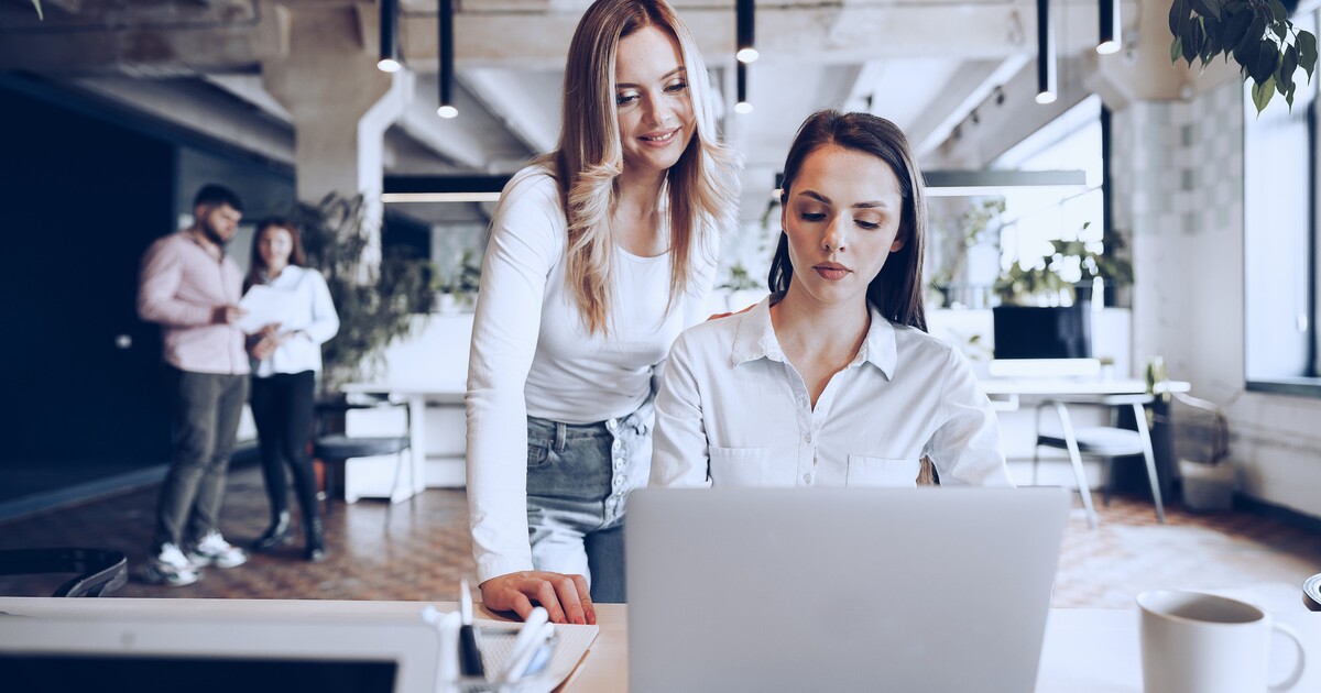 Gen Z prý nadužívá slang v práci a lidi kolem to rozčiluje. Používáš některé výrazy i ty?