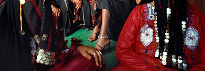 Boty značky Amina Muaddi nosí Bella Hadid i Rihanna. V nové kampani oslavuje arabskou kulturu