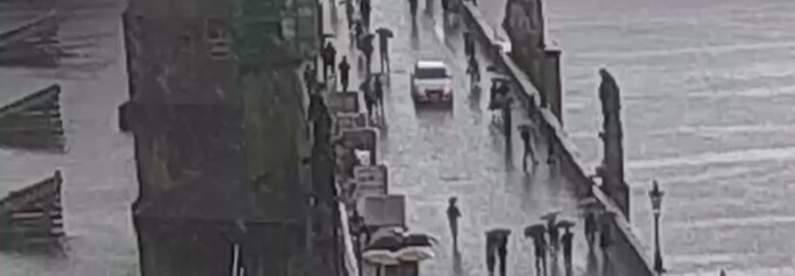 VIDEO: Karlův most projel autem, dostal tučnou pokutu