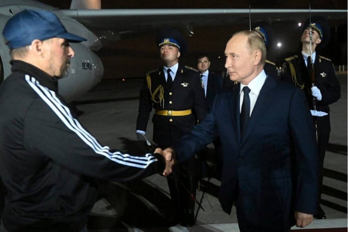 Ruský prezident Vladimir Putin víta agenta FSB Vadima Krasikova odsúdeného v Nemecku za vraždu, vymeneného v rámci výmeny väzňov v roku 2024.